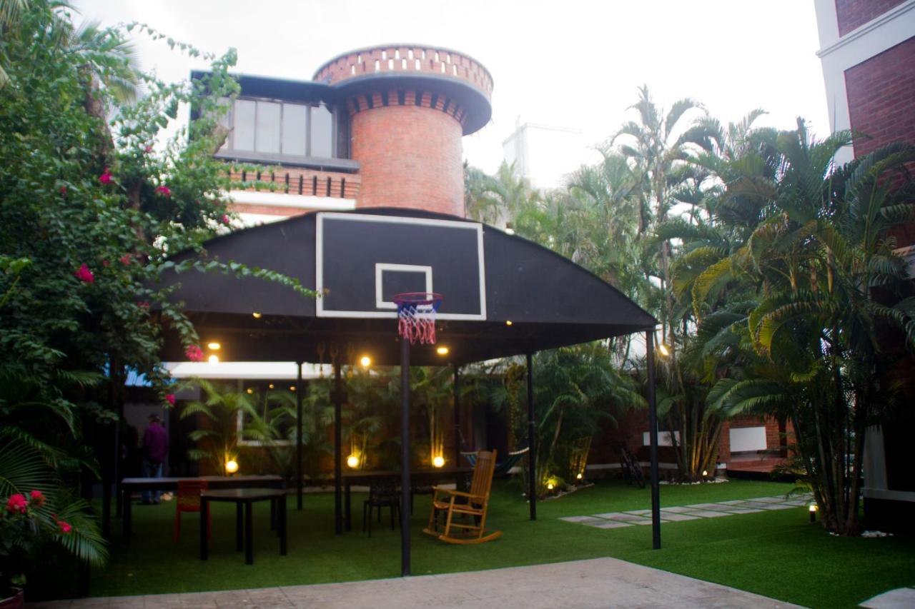 Hotel Brick Castle à Chennai Extérieur photo