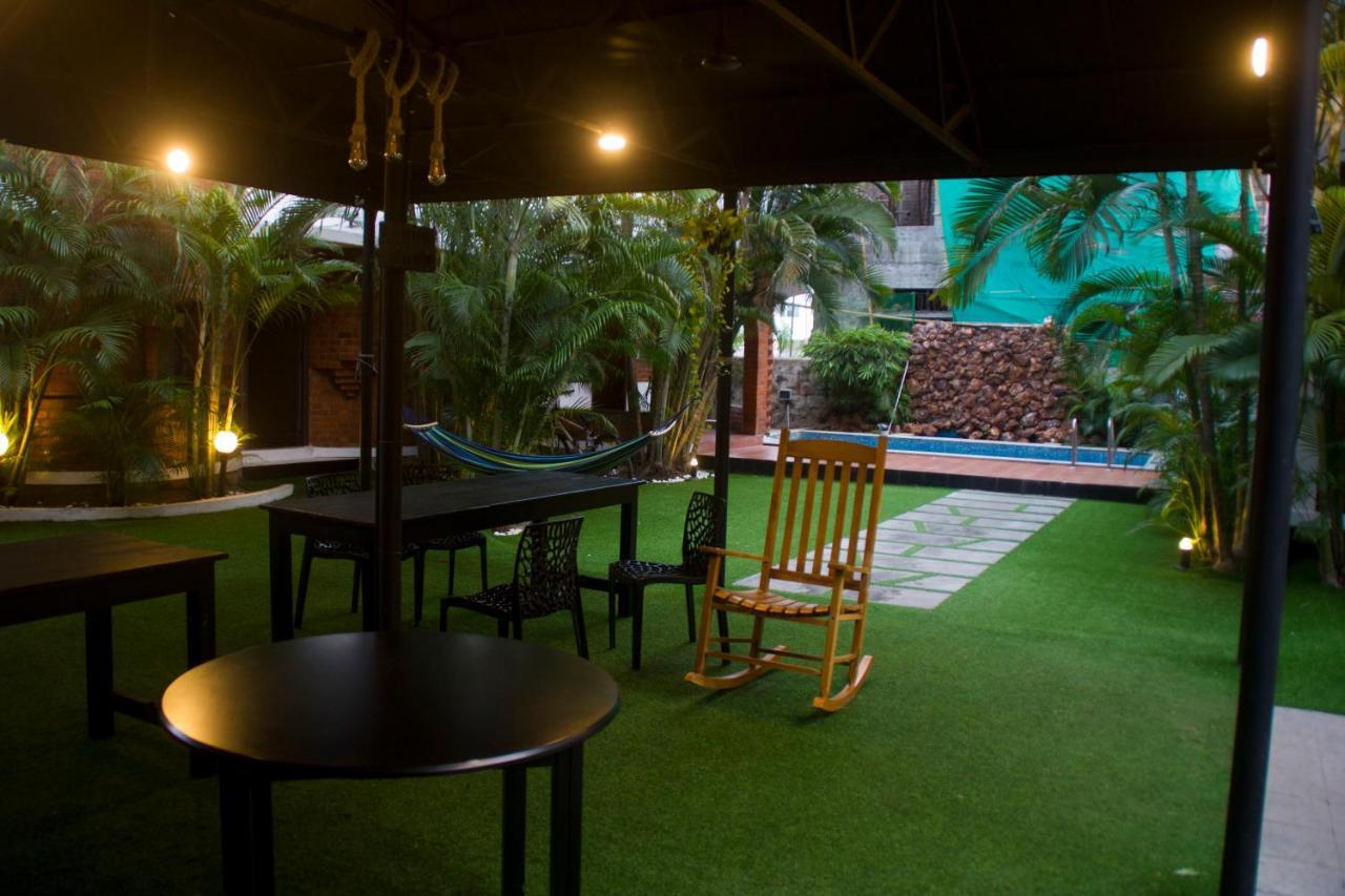 Hotel Brick Castle à Chennai Extérieur photo