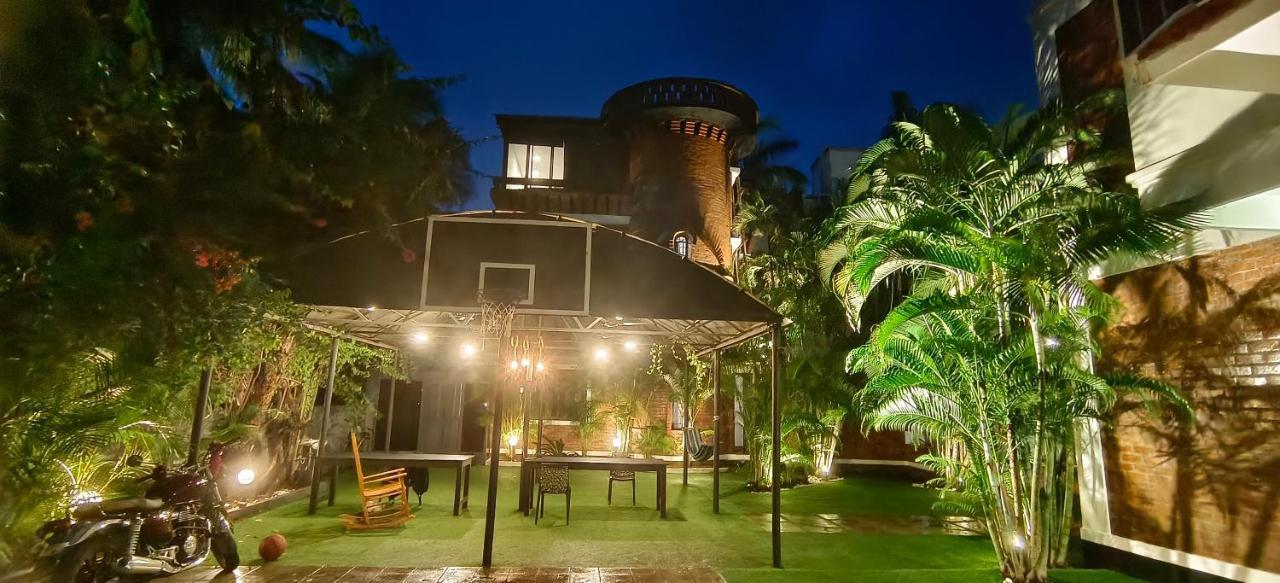 Hotel Brick Castle à Chennai Extérieur photo