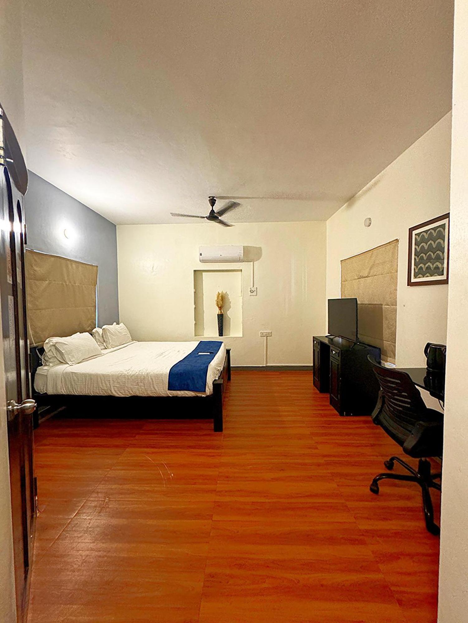 Hotel Brick Castle à Chennai Extérieur photo