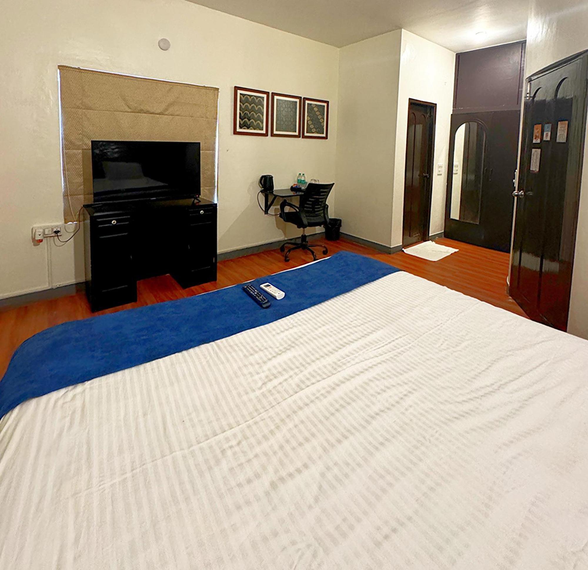Hotel Brick Castle à Chennai Extérieur photo